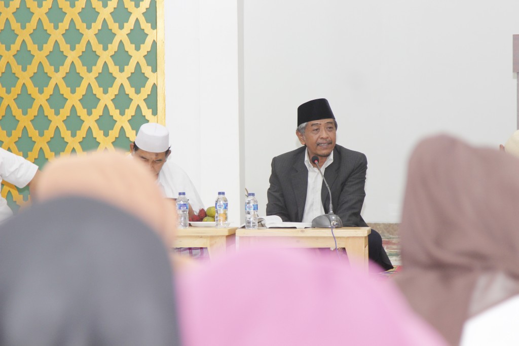 KH. Lukmanul Hakim Menerangkan Kitab Al Hikam, Masjid Rumah Jabatan Anggota DPR RI, Jakarta, Selasa (7/4) malam.
